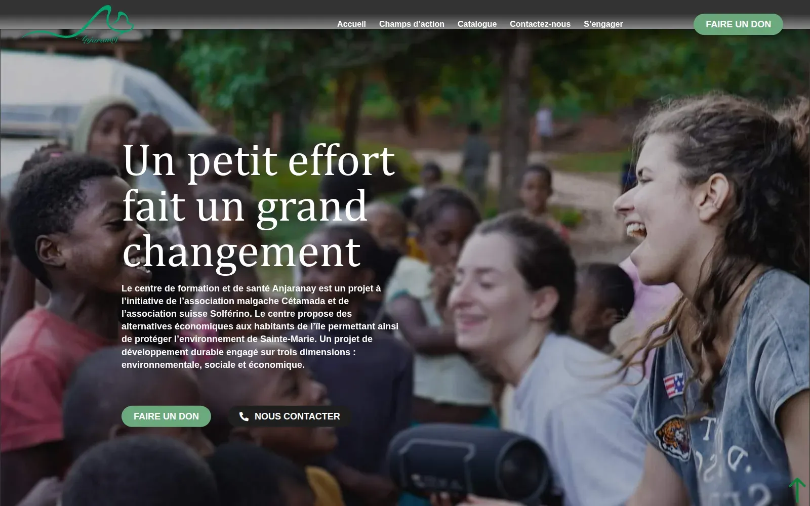 Page d'accueil d'Anjaranay : « Un petit effort fait un grand changement », avec les boutons « Faire un don » et « Nous contacter ».