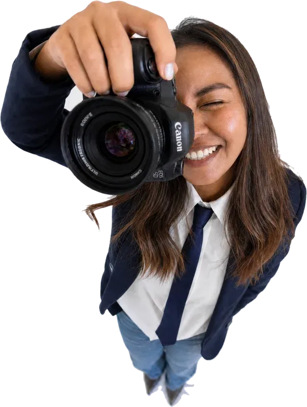 Photographe de l'équipe Takamoa, appareil devant l'œil